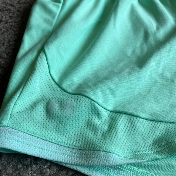 Under Armour loose workout shorts - Picture 5 of 6